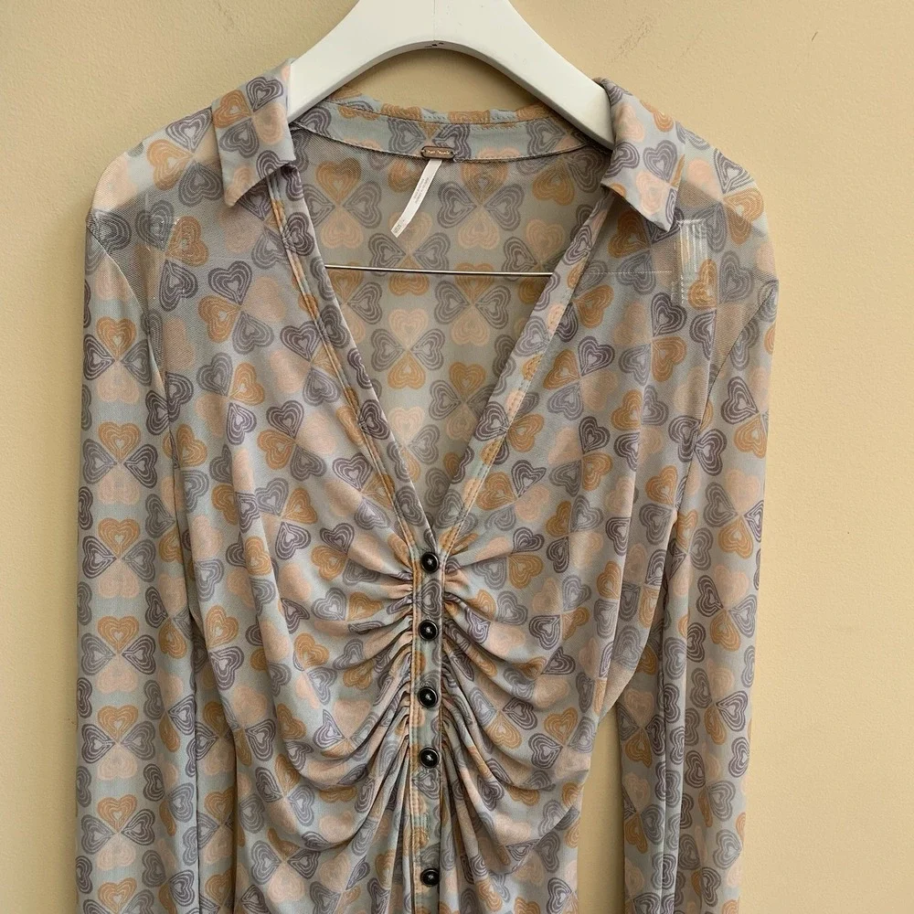 Free People Blouse Women Size XS Heart Print  Light Colors  Long‎ Sleeve
